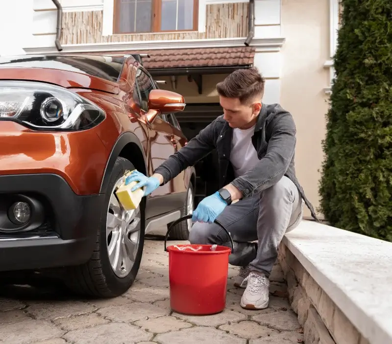 Lavage auto à domicile Loubès-Bernac : professionnel intervenant sur un véhicule